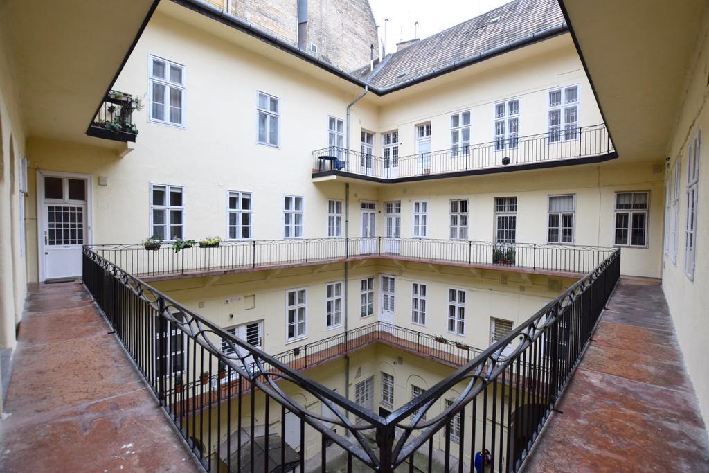 Standard Apartment By Hi5 - Chainbridge Budapest Ngoại thất bức ảnh